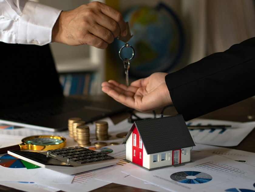 Cash-buyer-taking-keys-after-homeowner-sold-house-for-cash-in-Nevada